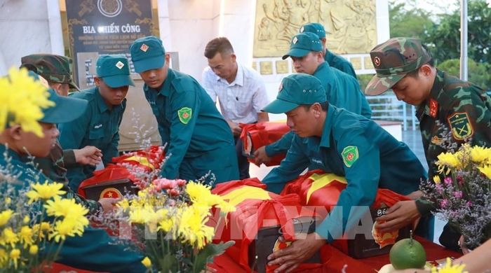 Hài cốt liệt sĩ được đưa về thờ cúng nghiêm trang tại Đài Liệt sĩ xã Vạn Ninh. Ảnh: Xuân Triệu - TTXVN