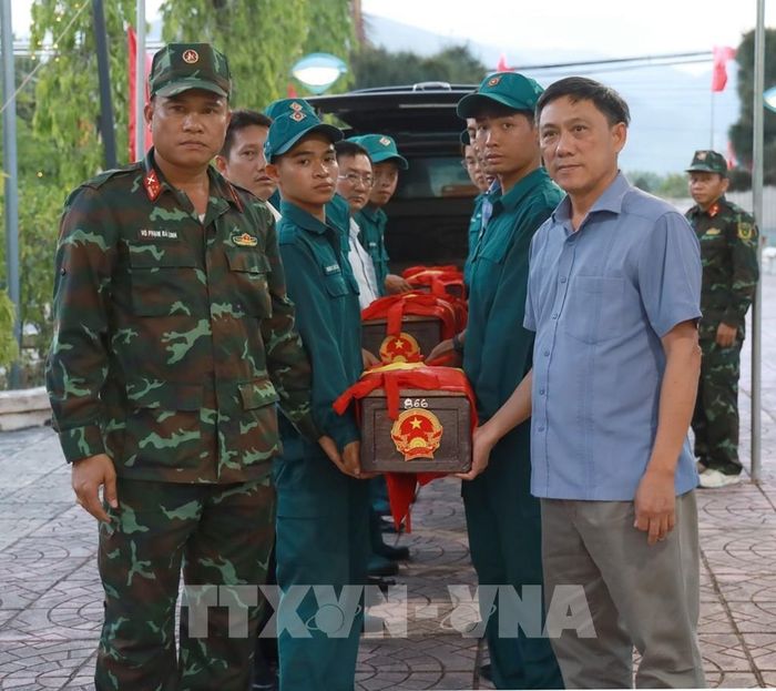 Hài cốt liệt sĩ được đưa về thờ cúng nghiêm trang tại Đài Liệt sĩ xã Vạn Ninh. Ảnh: Xuân Triệu - TTXVN