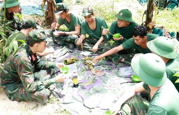 Bữa cơm giữa rừng sâu của Đội Tìm kiếm, quy tập hài cốt liệt sĩ, Bộ Chỉ huy Quân sự tỉnh Khánh Hòa. Ảnh: Xuân Triệu - TTXVN
