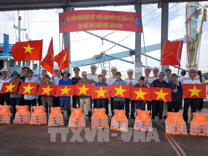 Tặng quà cho ngư dân xã Tân Thủy, tỉnh Vĩnh Long. Ảnh: Huỳnh Phúc Hậu - TTXVN