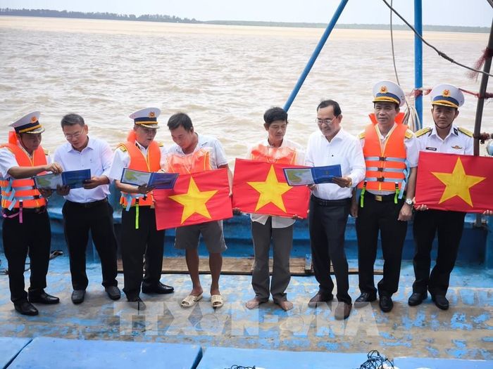 Tuyên truyền cho ngư dân tại cảng cá Bình Đại xã Tân Thủy, tỉnh Vĩnh Long. Ảnh: Huỳnh Phúc Hậu - TTXVN