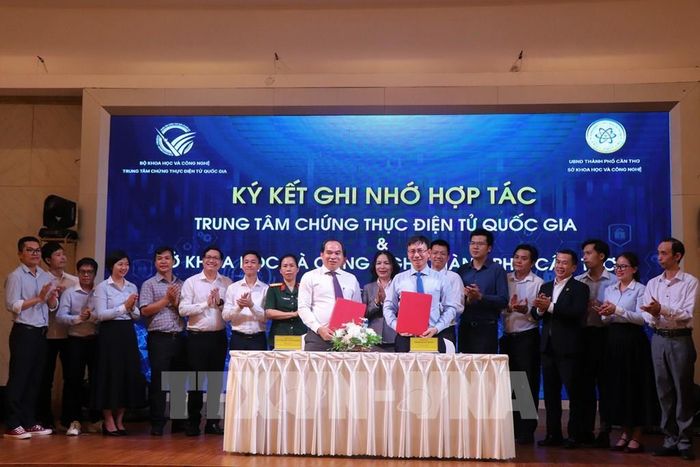 Trung tâm Chứng thực điện tử quốc gia và Sở Khoa học và Công nghệ thành phố Cần Thơ ký kết Biên bản ghi nhớ hợp tác thúc đấy phát triển chữ ký số. Ảnh: Thu Hiền - TTXVN