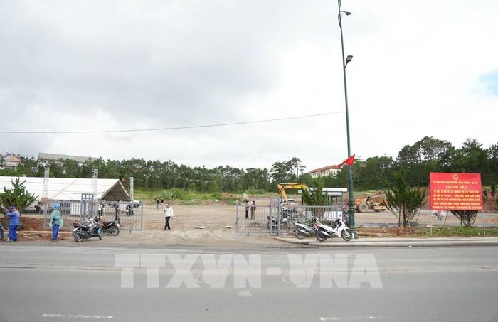 Bãi đậu xe tạm được UBND phường Xuân Hương – Đà Lạt (Lâm Đồng) triển khai phục vụ cho nhu cầu của người dân, du khách trong ùa lễ hội cuối năm. Ảnh: Nguyễn Dũng – TTXVN
