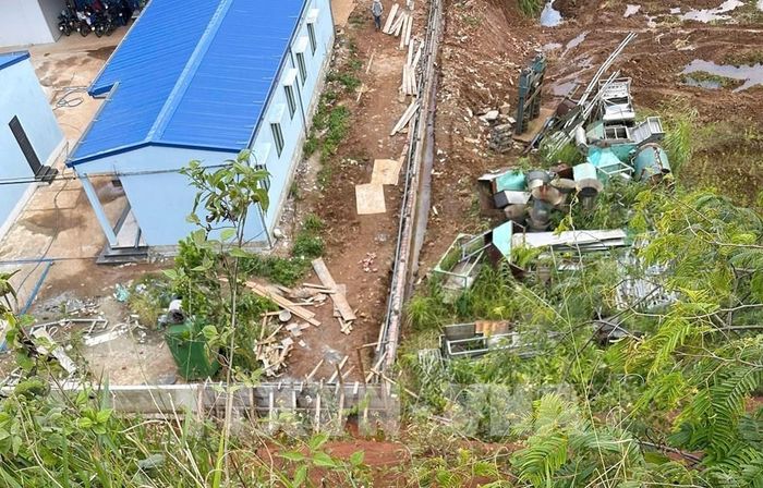 Khu đất tiềm ẩn nguy cơ sạt lở giáp khu công nghiệp Lộc Sơn – Phú Hội (phường B’Lao, tỉnh Lâm Đồng). Ảnh: TTXVN phát