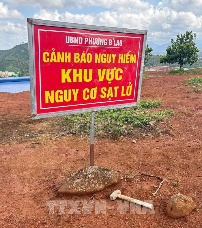 Cơ quan chức năng phường B’Lao, tỉnh Lâm Đồng gắn biển cảnh báo nguy hiểm tại khu vực nguy cơ sạt lở khu vực giáp Khu công nghiệp Lộc Sơn. Ảnh: TTXVN phát