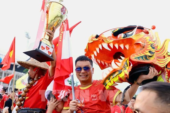 Các cổ động viên ngoài sân Mỹ Đình trước trận chung kết ASEAN Cup 2026 lượt về Việt Nam - Thái Lan. Ảnh: Quốc Khánh - TTXVN