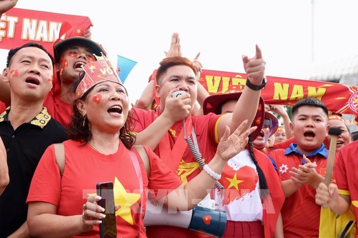 Các cổ động viên ngoài sân Mỹ Đình trước trận chung kết ASEAN Cup 2026 lượt về Việt Nam - Thái Lan. Ảnh: Quốc Khánh - TTXVN