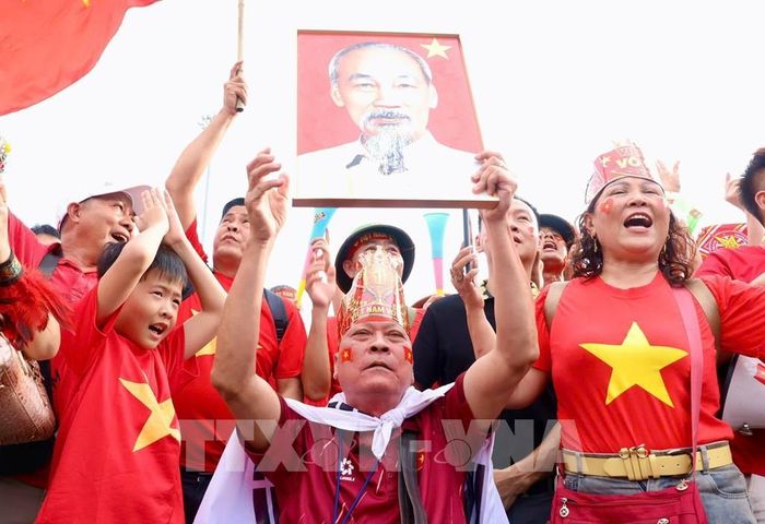 Các cổ động viên ngoài sân Mỹ Đình trước trận chung kết ASEAN Cup 2026 lượt về Việt Nam - Thái Lan. Ảnh: Quốc Khánh - TTXVN