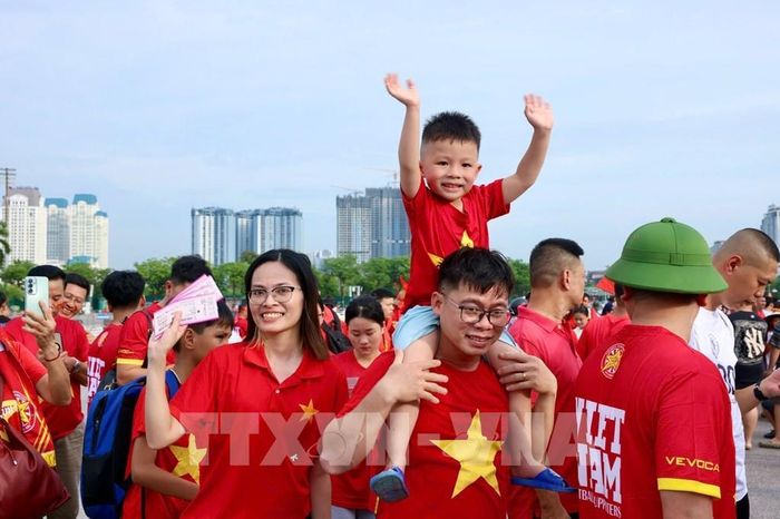 Các cổ động viên ngoài sân Mỹ Đình trước trận chung kết ASEAN Cup 2026 lượt về Việt Nam - Thái Lan. Ảnh: Quốc Khánh - TTXVN