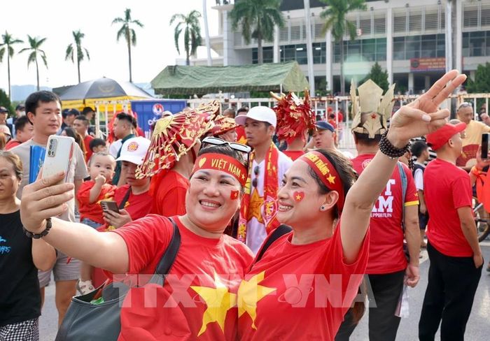 Các cổ động viên ngoài sân Mỹ Đình trước trận chung kết ASEAN Cup 2026 lượt về Việt Nam - Thái Lan. Ảnh: Quốc Khánh - TTXVN