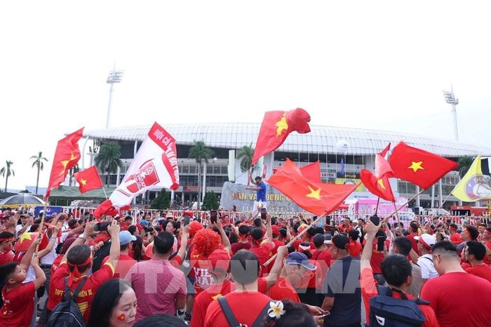 Các cổ động viên ngoài sân Mỹ Đình trước trận chung kết ASEAN Cup 2026 lượt về Việt Nam - Thái Lan. Ảnh: Quốc Khánh - TTXVN