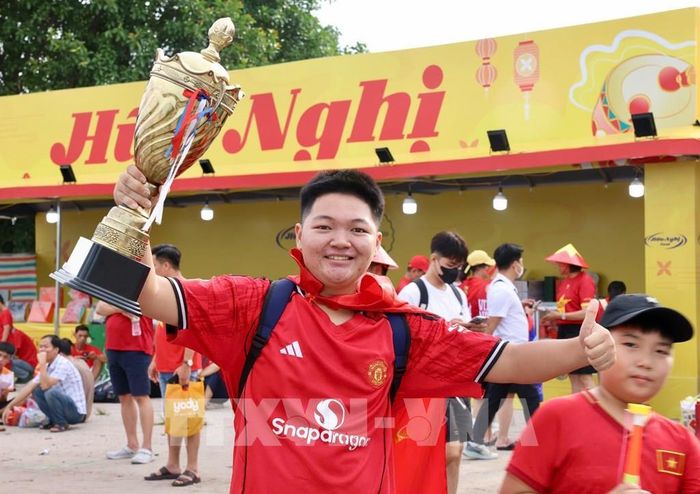 Các cổ động viên ngoài sân Mỹ Đình trước trận chung kết ASEAN Cup 2026 lượt về Việt Nam - Thái Lan. Ảnh: Quốc Khánh - TTXVN