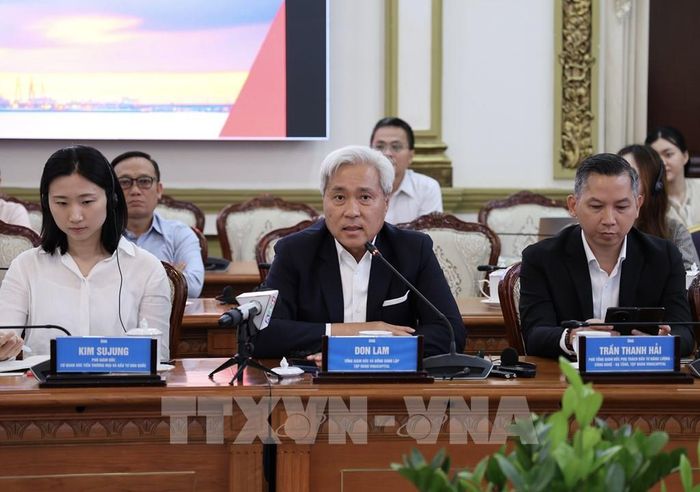 Ông Don Lam, Tổng Giám đốc, Đồng sáng lập Tập đoàn VinaCapital chia sẻ các vấn đề nhà đầu tư quan tâm tại hội nghị. Ảnh: Xuân Anh - TTXVN