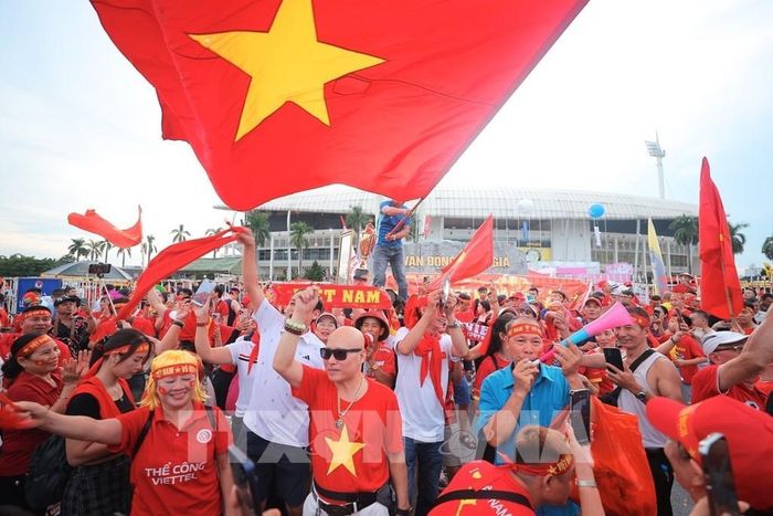Người hâm mộ đến sân cổ vũ cho đội tuyển Việt Nam. Ảnh: Minh Quyết - TTXVN