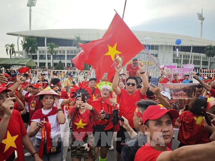 Không khí của ngày hội bóng đá được nhiều cổ động viên làm nóng từ rất sớm trước giờ bóng lăn. Ảnh: Nam Sương - TTXVN