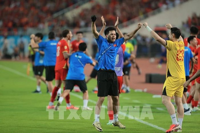 Thành viên Ban huấn luyện và các cầu thủ dự bị đội tuyển Việt Nam sung sướng khi tiếng còi mãn cuộc vang lên. Ảnh: Minh Quyết - TTXVN 