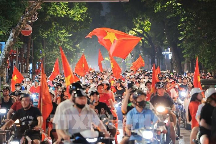 Người dân Thủ đô đổ ra khắp nẻo đường ăn mừng chiến thắng của đội tuyển Việt Nam. Ảnh: Lê Đông - TTXVN 