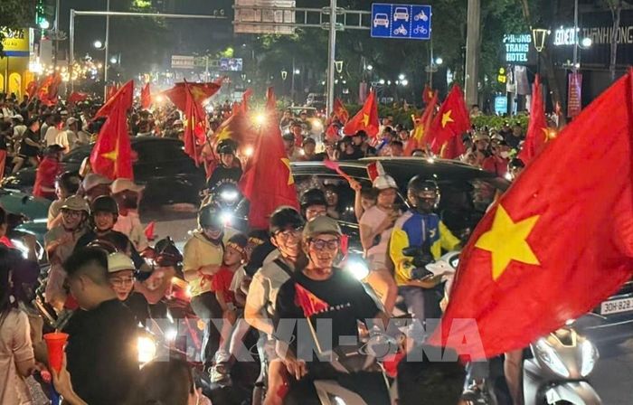 Dòng người đổ về các tuyến phố trung tâm ngày càng đông, Hà Nội có một đêm không ngủ ăn mừng chiến thắng của đội tuyển Việt Nam. Ảnh: An Đăng - TTXVN