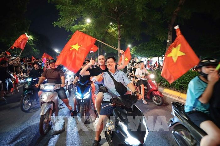 Dòng người đổ về các tuyến phố trung tâm ngày càng đông, Hà Nội có một đêm không ngủ ăn mừng chiến thắng của đội tuyển Việt Nam. Ảnh: Phạm Tuấn Anh - TTXVN 