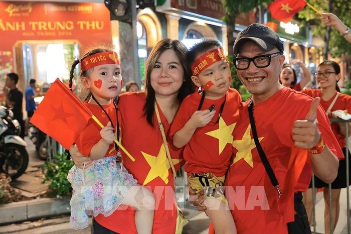 Cả nhà ăn mừng chiến thắng của đội tuyển Việt Nam. Ảnh: Lê Đông - TTXVN 