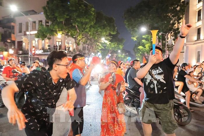 Người dân Thủ đô đổ ra khắp nẻo đường ăn mừng chiến thắng của đội tuyển Việt Nam. Ảnh: Lê Đông - TTXVN
