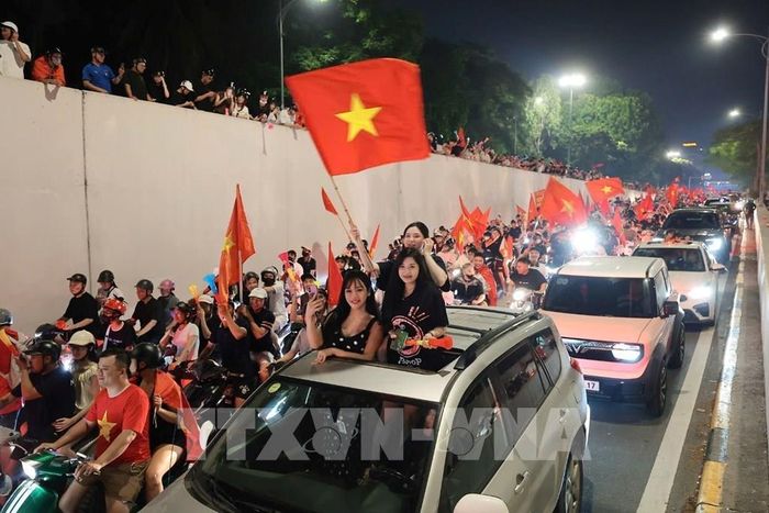 Dòng người đổ về các tuyến phố trung tâm ngày càng đông, Hà Nội có một đêm không ngủ ăn mừng chiến thắng của đội tuyển Việt Nam. Ảnh: Phạm Tuấn Anh - TTXVN 