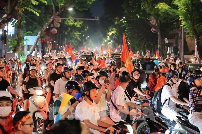 Người dân Thủ đô đổ ra khắp nẻo đường ăn mừng chiến thắng của đội tuyển Việt Nam. Ảnh: Lê Đông - TTXVN 