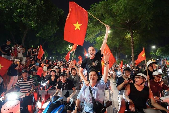 Dòng người đổ về các tuyến phố trung tâm ngày càng đông, Hà Nội có một đêm không ngủ ăn mừng chiến thắng của đội tuyển Việt Nam. Ảnh: Phạm Tuấn Anh - TTXVN 
