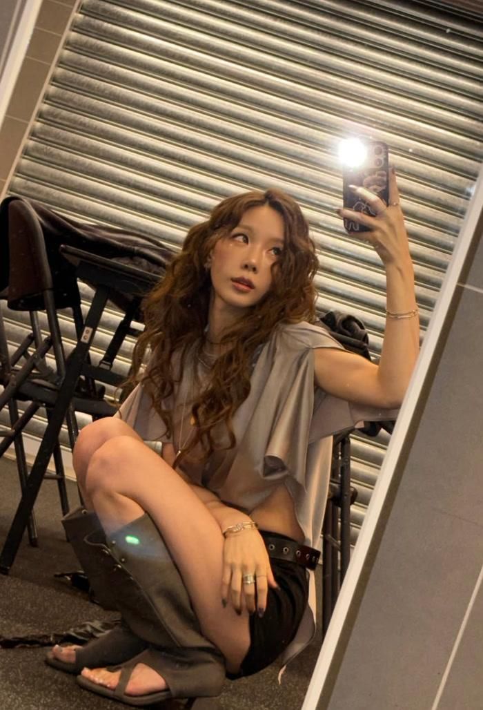 Trong số những hình ảnh được đăng tải, một bức ảnh selfie tập trung vào đôi chân càng khiến diện mạo gầy mảnh của cô trở thành tâm điểm.