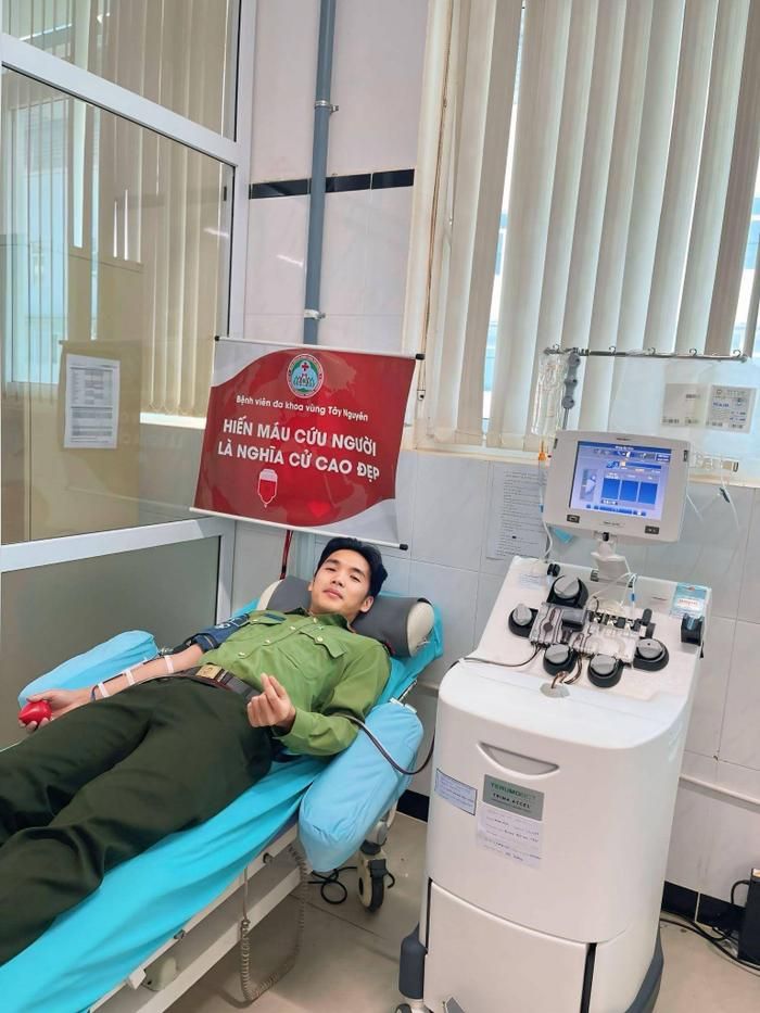 Giọt máu nghĩa tình: Bí thư Chi đoàn Phạm Văn Cường sẵn sàng sẻ chia giọt máu đào, tiếp thêm hy vọng sống cho người bệnh. 