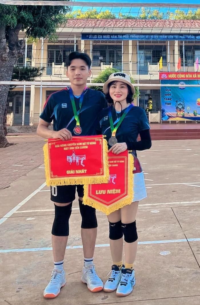 Niềm vui chiến thắng của vận động viên Phạm Văn Cường khi xuất sắc giành giải nhất giải bóng chuyền