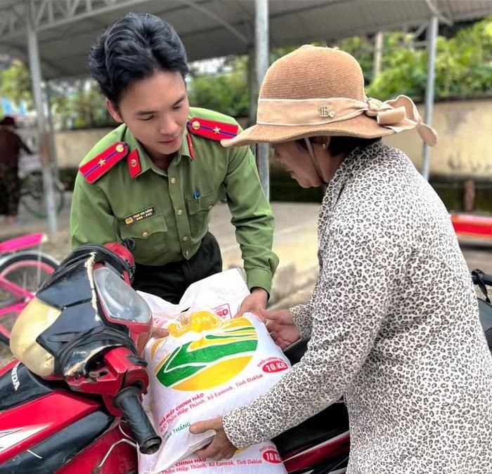 Trao gửi yêu thương: Trung úy Phạm Văn Cường cống hiến sức trẻ qua những hành động thiết thực vì cộng đồng. 
