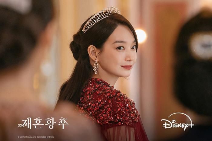 Shin Min Ah trong vai Hoàng hậu Navier của Hoàng Hậu Tái Hôn.