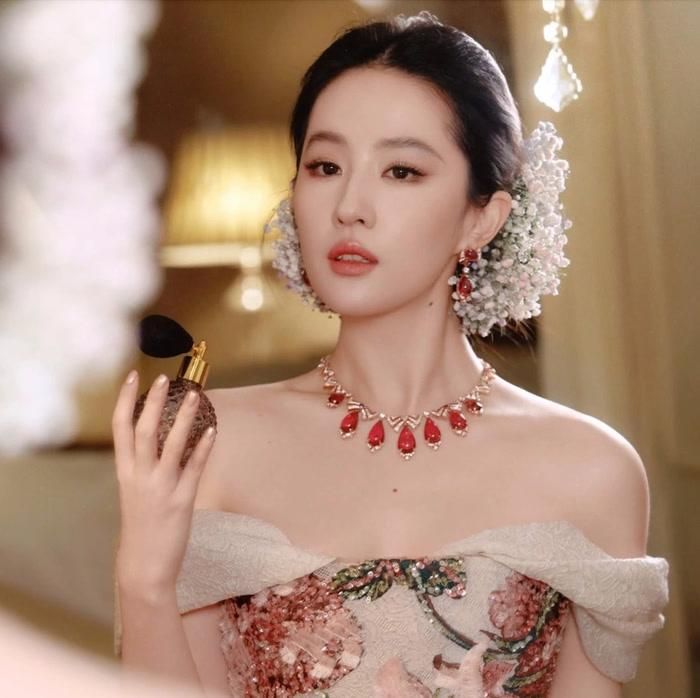Lưu Diệc Phi là gương mặt nhận được nhiều sự yêu thích từ khán giả toàn cầu.