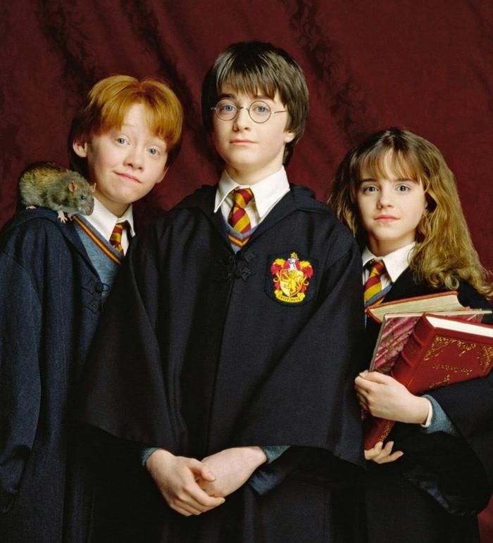 Từ trái qua: Rupert Grint (vai Ron), Daniel Radcliffe (vai Harry) và Emma Watson (vai Hermione).