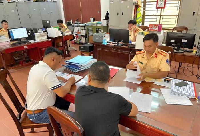 Tại Phòng CSGT Công an tỉnh Đắk Lắk, ông Nguyễn Trung Đ (áo đen, bên phải) đã thừa nhận hành vi vi phạm và cam kết khắc phục hậu quả, không tái tạm. Ảnh: Cổng TTĐT Bộ Công an 