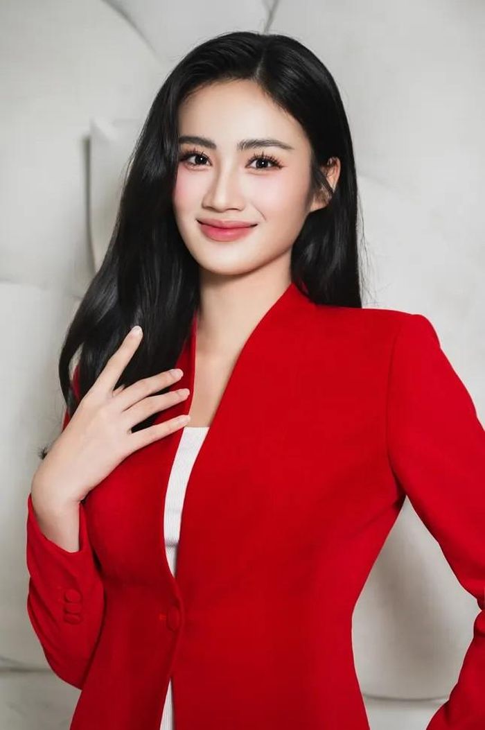 Ý Nhi ngày càng trưởng thành và xinh đẹp