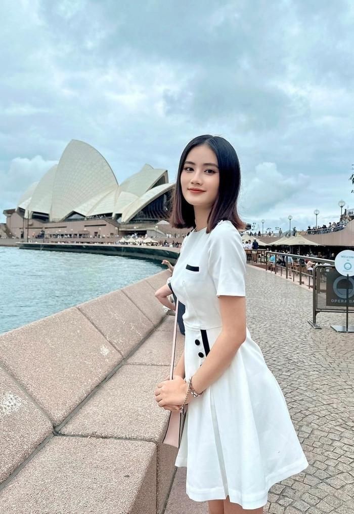 Cũng như nhiều sinh viên khác, Ý Nhi cũng đi làm thêm ngoài giờ học để có tiền trang trải cuộc sống.