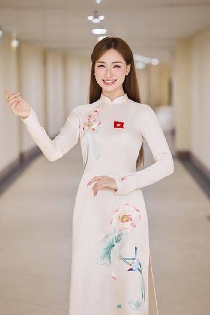 Hòa Minzy vui mừng trước chiến thắng của tuyển bóng đá Việt Nam.
