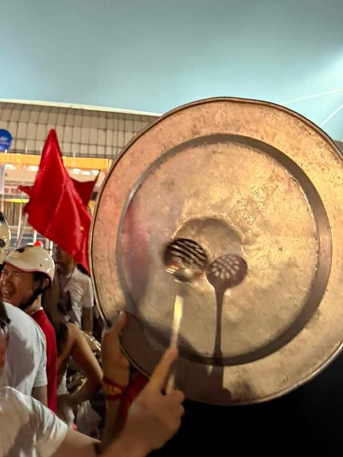 Người hâm mộ quá cuồng nhiệt, gõ "lỏm" chiếc mâm để cổ vũ tuyển Việt Nam. Ảnh: Thu Hip