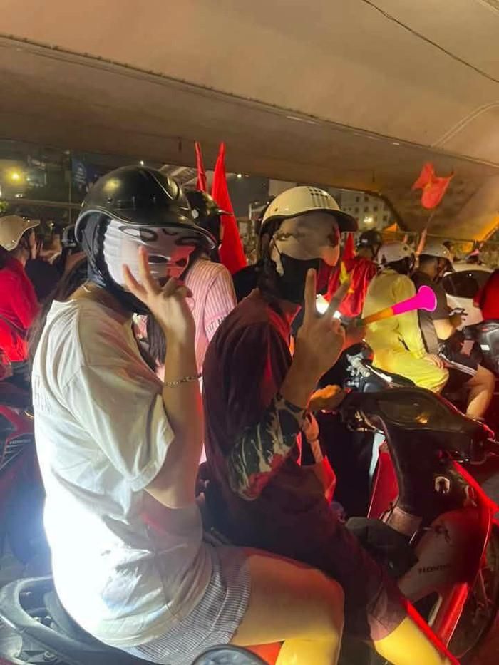 Muôn kiểu "đi bão" của các bạn trẻ khiến đường phố Hà Nội náo nhiệt hơn bao giờ hết. Ảnh: Lang thang Hà Nội