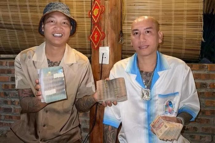- Ảnh 1.Phú Lê cùng Huấn Hoa Hồng khoe hình ảnh đi từ thiện hồi đầu tháng 8 - Ảnh: FBNV