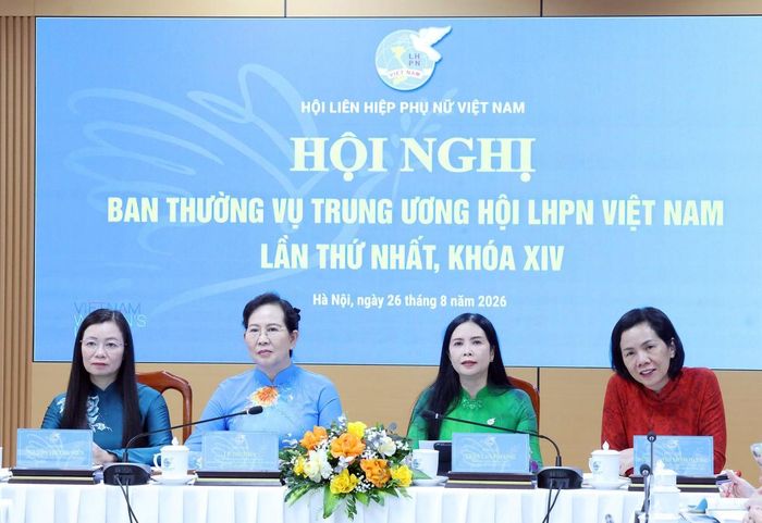 Bà Lê Thị Thủy (thứ 2 từ trái sang), Ủy viên TƯ Đảng, Phó Chủ tịch UBTƯ MTTQ Việt Nam, Chủ tịch Hội LHPN Việt Nam và các Phó Chủ tịch Hội LHPN Việt Nam chủ trì hội nghị