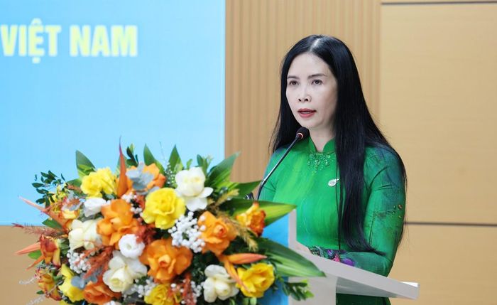 Phó Chủ tịch Thường trực Hội LHPN Việt Nam Trần Lan Phương trình bày bày các tờ trình xin ý kiến Ban Thường vụ trước khi trình Hội nghị Ban Chấp hành TƯ Hội LHPN Việt Nam