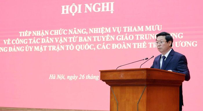 Ông Trần Thanh Lâm, Ủy viên TƯ Đảng, Phó Trưởng Ban Tuyên giáo Trung ương, đại diện Tổ công tác bàn giao, báo cáo tại hội nghị