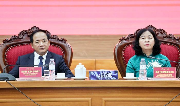 Bà Bùi Thị Minh Hoài (bên phải), Ủy viên Bộ Chính trị, Bí thư Trung ương Đảng, Bí thư Đảng ủy MTTQ, các đoàn thể Trung ương, Chủ tịch UBTƯ MTTQ Việt Nam và ông Trịnh Văn Quyết, Ủy viên Bộ Chính trị, Bí thư Trung ương Đảng, Trưởng Ban Tuyên giáo Trung ương, chủ trì hội nghị