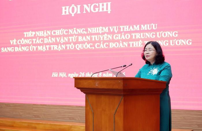 Bà Bùi Thị Minh Hoài, Ủy viên Bộ Chính trị, Bí thư Trung ương Đảng, Bí thư Đảng ủy MTTQ, các đoàn thể Trung ương, Chủ tịch UBTƯ MTTQ Việt Nam, phát biểu