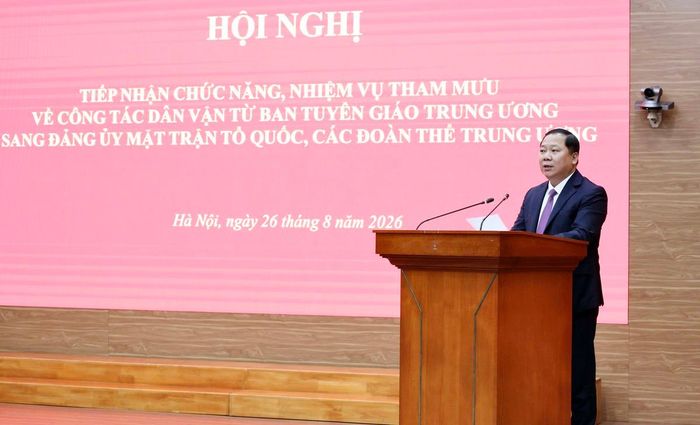 Ông Nguyễn Phi Long, Ủy viên TƯ Đảng, Phó Bí thư Thường trực Đảng ủy MTTQ, các đoàn thể Trung ương, Phó Chủ tịch UBTƯ MTTQ Việt Nam, phát biểu tiếp nhận bàn giao