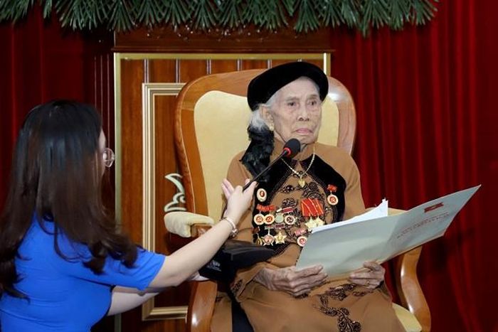 Đồng chí Hán Thị Hương, đại diện các đảng viên được trao Huy hiệu Đảng phát biểu tại buổi lễ