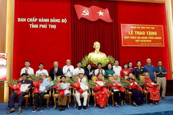 Chủ tịch Ủy ban Trung ương MTTQ Việt Nam Bùi Thị Minh Hoài và Bí thư Tỉnh ủy Phú Thọ Phạm Đại Dương đã trân trọng gắn Huy hiệu Đảng và trao Quyết định cho các đảng viên lão thành tại buổi lễ